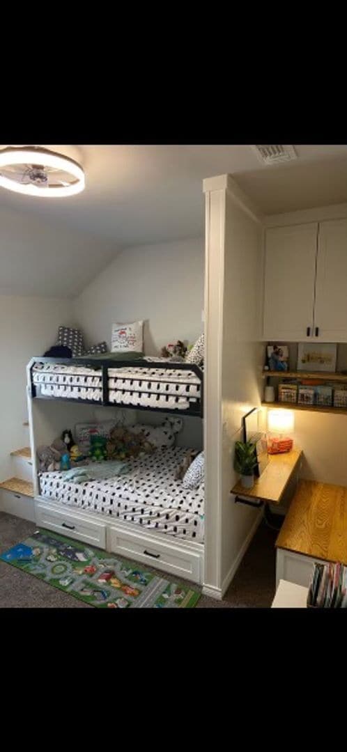 Building Photo - Gorgeous 4 bedroom 2 bathroom Available September!