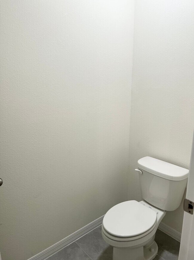 Building Photo - 4 BEDROOM 2 BATHROOM HOUSE FOR RENT