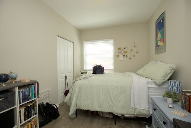 Building Photo - 724 W Roscoe St