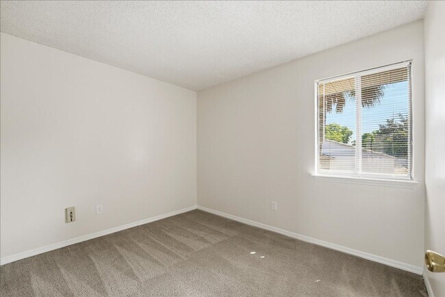 Building Photo - 1428 Oak Pl