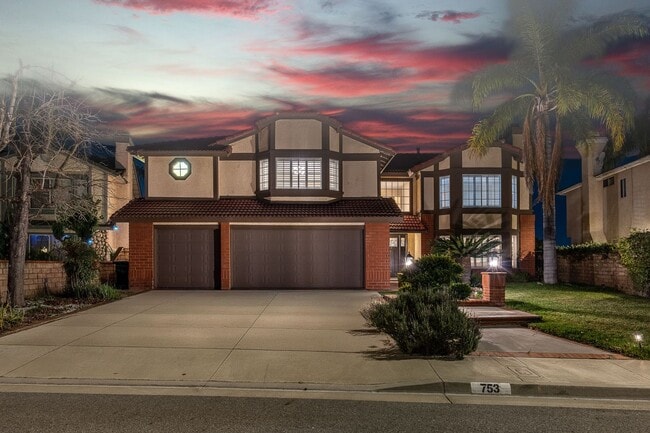 Building Photo - Fully furnished Canyon View 5 Bed Single Family