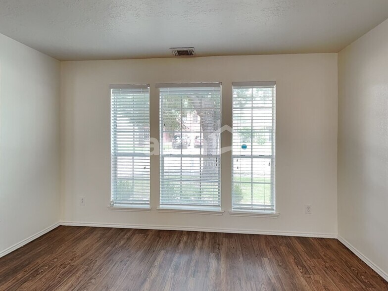 Building Photo - 16403 Lynn Crest Ct