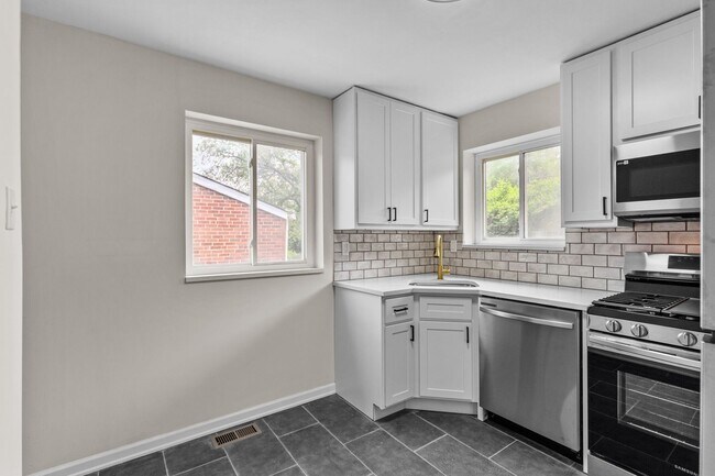 Building Photo - Charming University City Home in a Prime Location