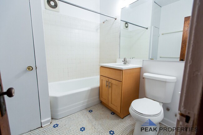 Building Photo - 1104 N Oakley Blvd