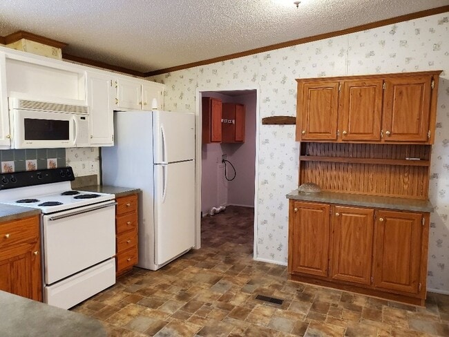 Building Photo - Charm & Commuter Convenience – 3BR/2BA Outside City Limits