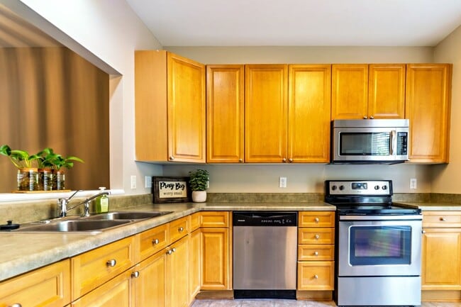Building Photo - Move-In Ready End-Unit Townhome with Two Private Suites in the Heart of Rolesville!