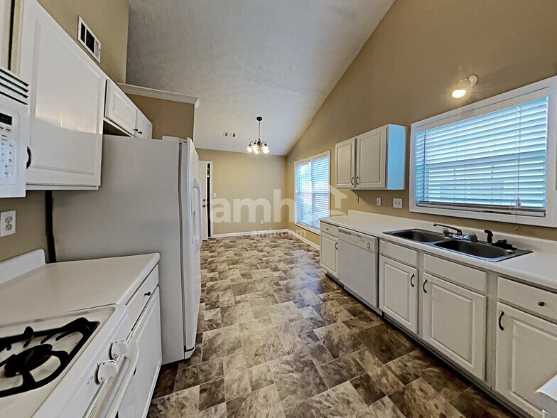 Building Photo - 1545 Maple Pointe Ct