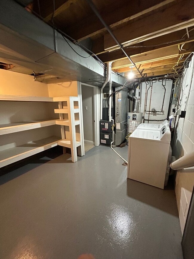 Building Photo - Modern Charm: 2 BR Home with Finished Basement, Pet Friendly, Assigned Parking, and Prime Location!