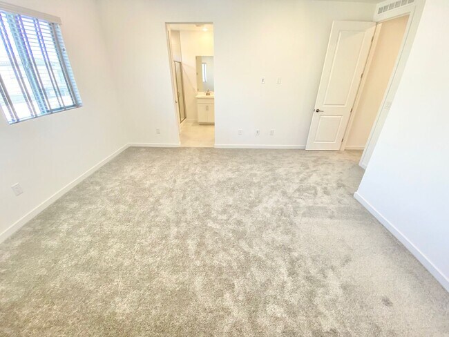 Building Photo - STUNNING LIKE NEW SINGLE-FAMILY HOME 3 BEDROOM / 2.5 BATHROOMS, WITH 2 CAR GARAGE!!