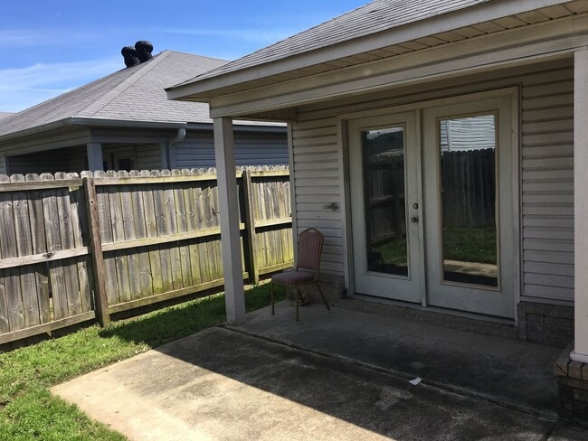 Building Photo - 3 Bed 2 Bath Home
