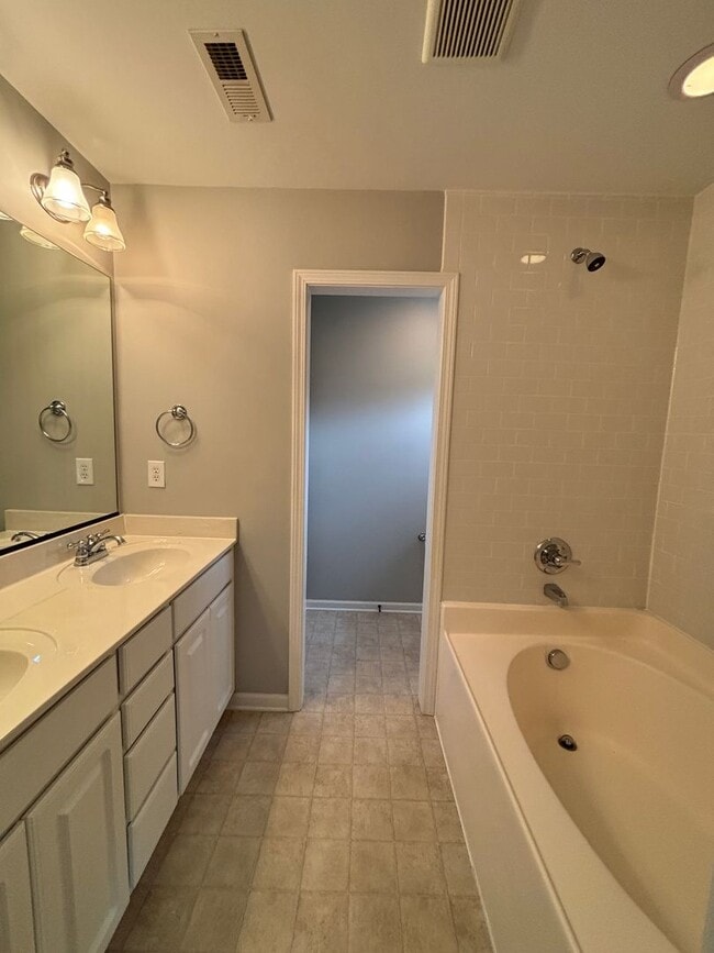Building Photo - Charming Townhome in Clemmons