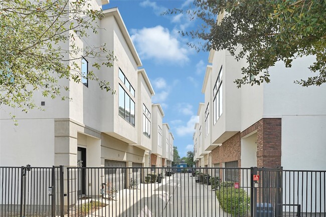 Building Photo - 72 N Hutcheson St