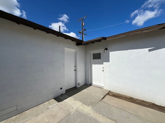 Building Photo - Cozy 2 bedrooms house + 1 bath.  Newly upg...