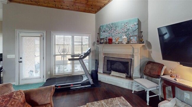 Building Photo - 150 Village Ct