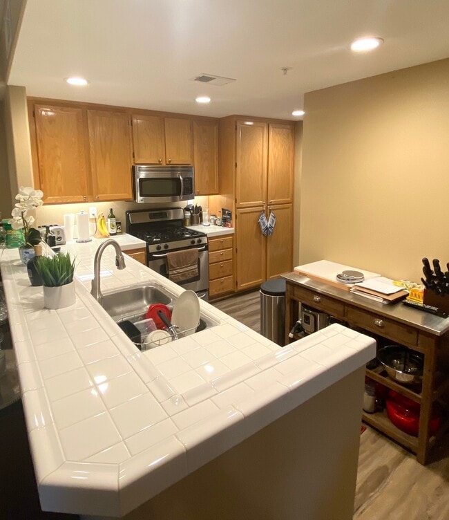 Building Photo - 1875 Baudouin Pl