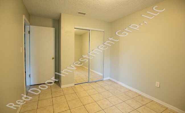 Building Photo - Spacious 3/1 Duplex with Laundry Room