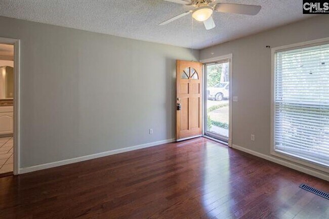 Building Photo - Sensational Three Bedroom Home Located in the Earlewood Community!