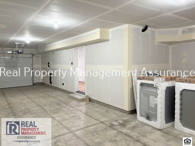 Building Photo - 3023 SW Sherman Pl
