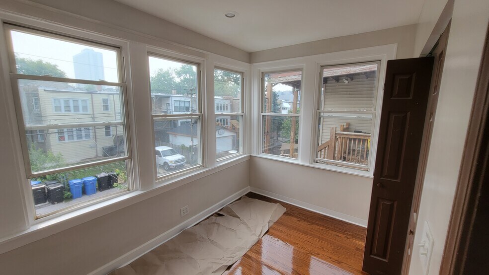 Building Photo - 6437 N Glenwood Ave