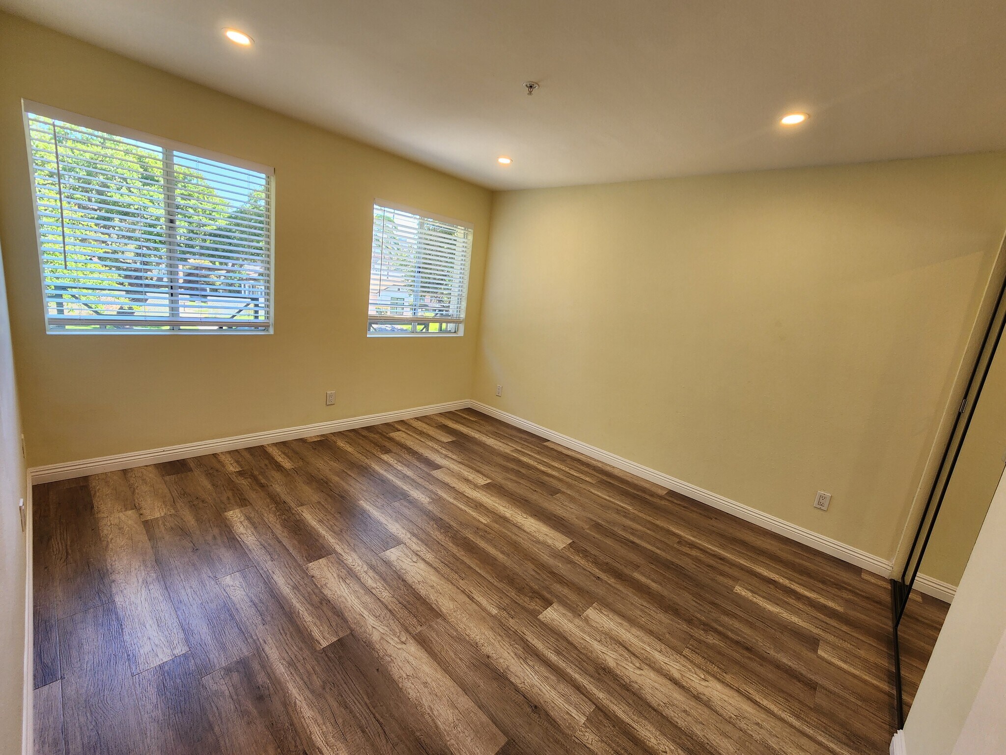 Building Photo - 420 Riverdale Dr