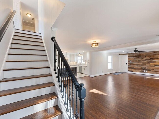 Building Photo - 3965 Hamilton View Way NE