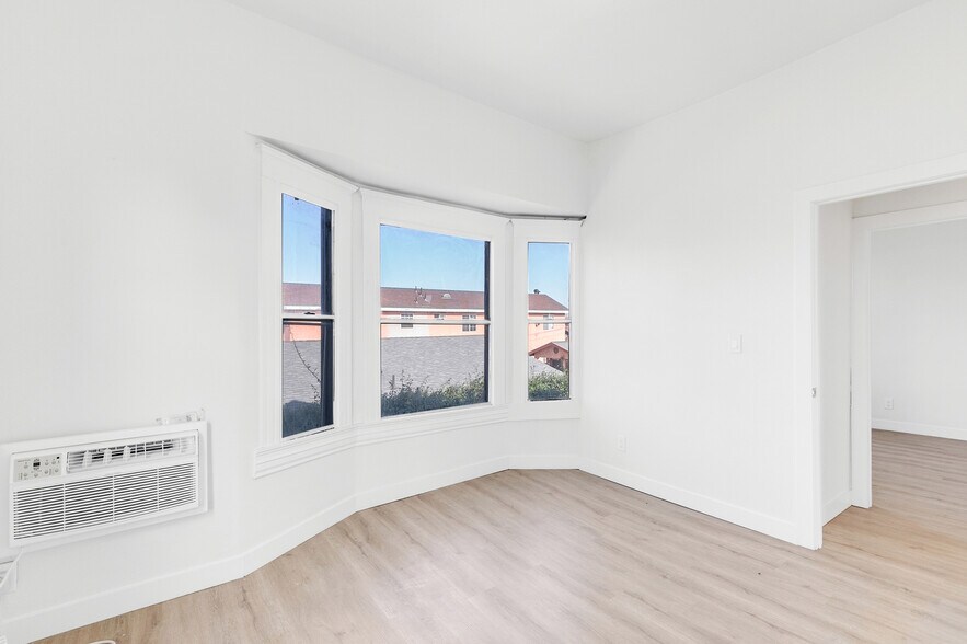 Building Photo - 1618 E Vernon Ave