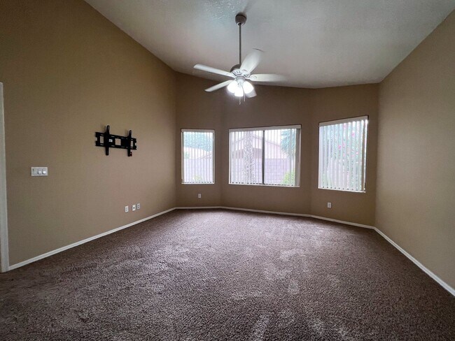 Building Photo - 4 BEDROOM WITH POOL