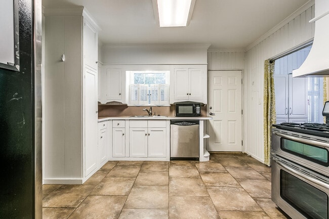 Building Photo - Ready for New Students- 2 Bed, 1 Bath Tudor Home Minutes from TCU- 76109