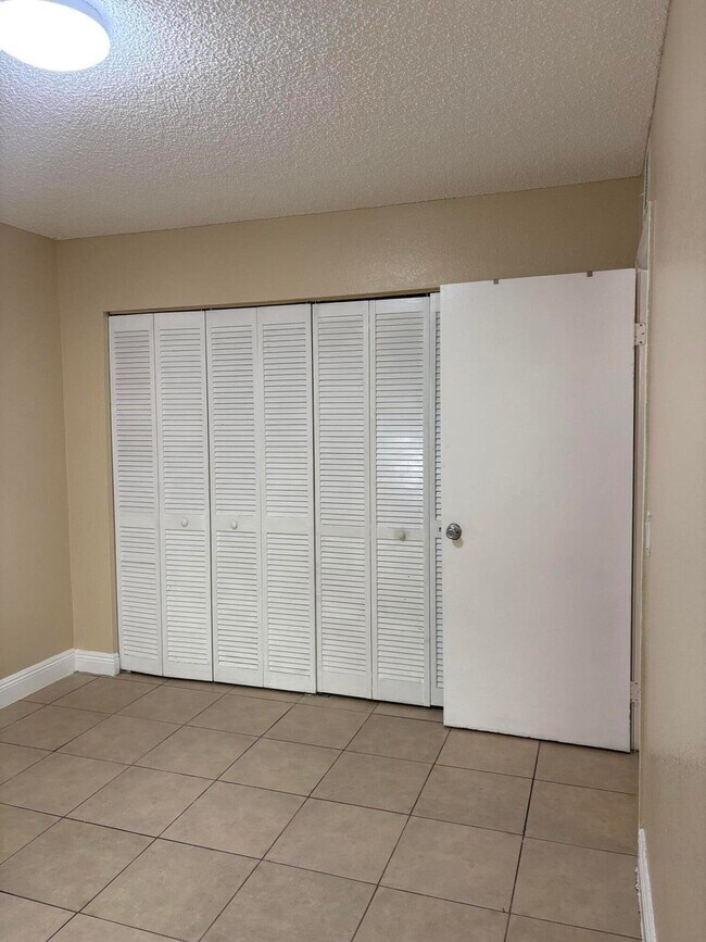 Building Photo - 1545 Lake Crystal Dr