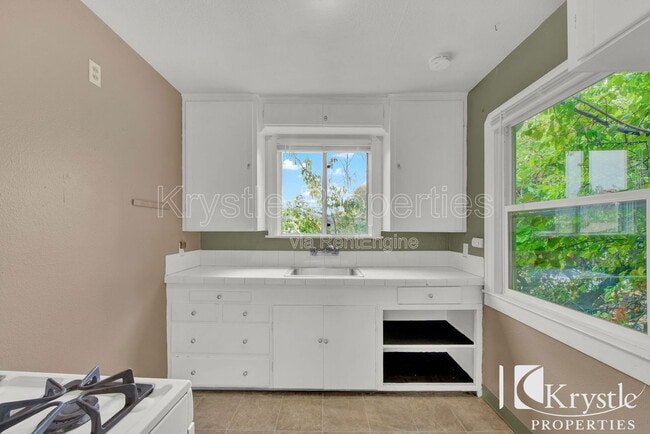 Building Photo - 320 Evans Ave