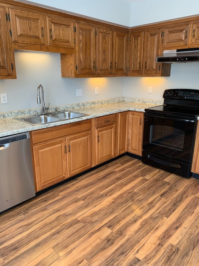 Building Photo - 830 Brentwood Pointe