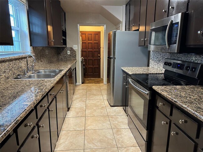 Building Photo - 2711 Briarhurst Dr
