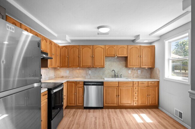 Building Photo - 5 Bedroom Northeast Spokane Home! - Availa...