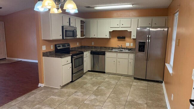 Building Photo - RATE DROP ALERT (was $1950/month) and MOVE-IN SPECIAL: 1st FULL MONTH'S RENT FREE!**