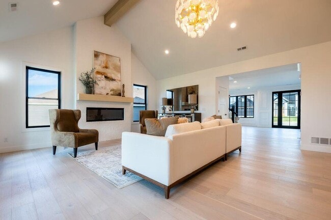 Building Photo - 15015 Everglades Dr