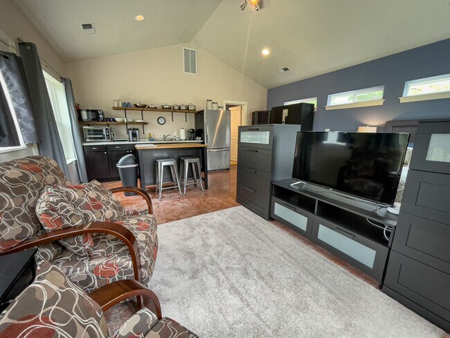 Building Photo - Willow Run Studio: Light, Bright, nice gar...