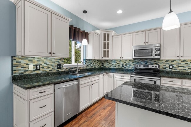Building Photo - Stunning Former Display Home on a Quiet Cu...