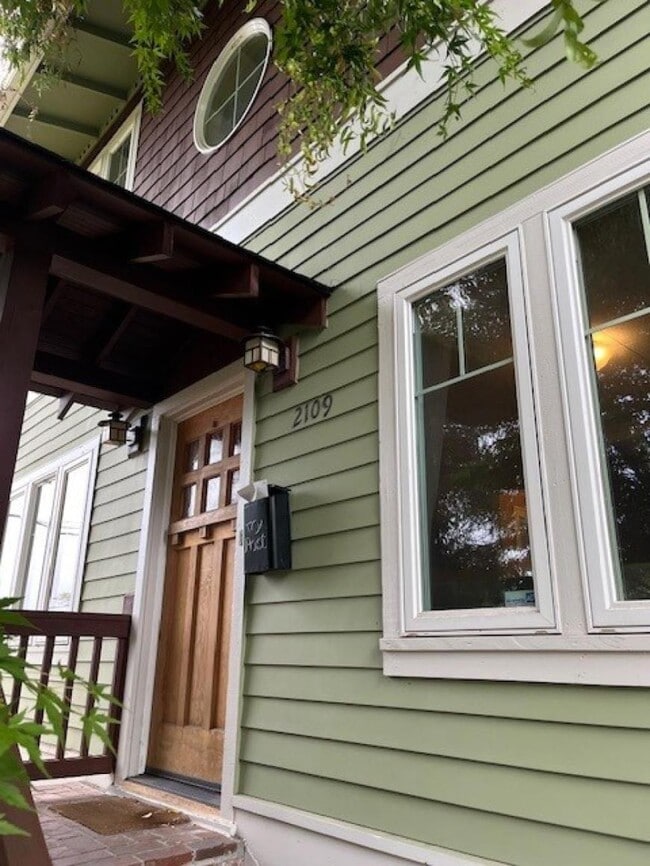 Building Photo - 4 bedroom in Seattle WA 98103