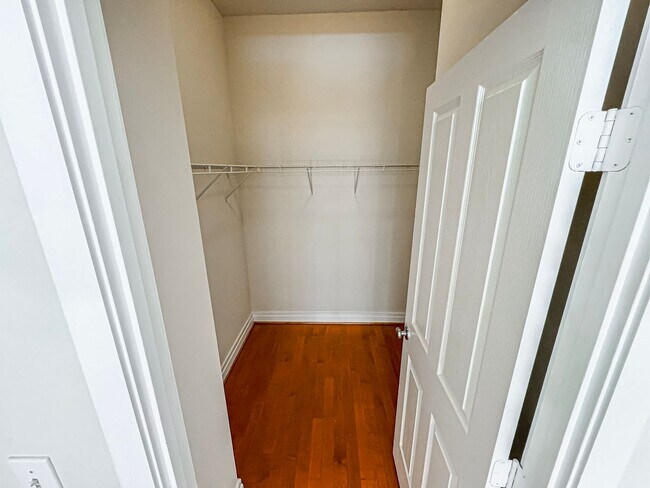 Building Photo - Luxurious 2 Bed 2 Bath Condo In Station Sq...