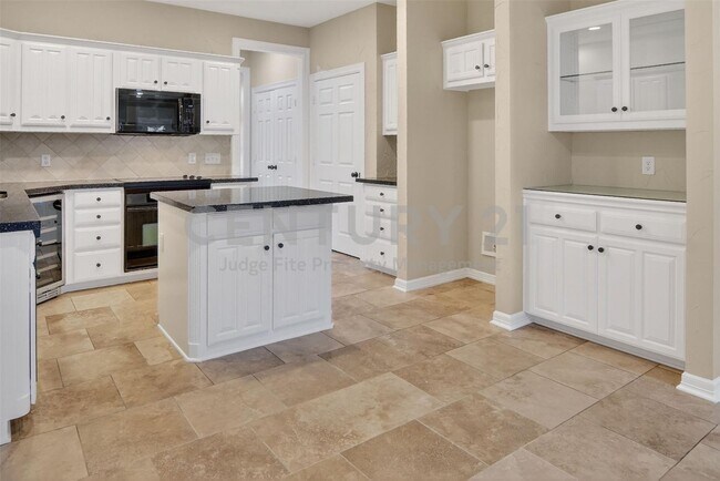 Building Photo - Beautiful 3/2/2 Townhome in Weatherford Ready For Move-In!