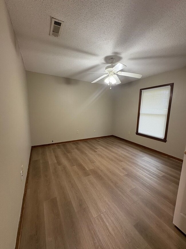 Building Photo - Valley Hills Subdivision - Detached Garage...