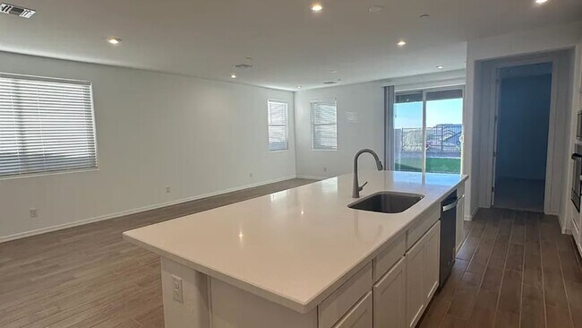 Building Photo - North Peoria Home