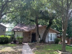 Building Photo - 4 bedroom Home 3 blocks from Gulf of America