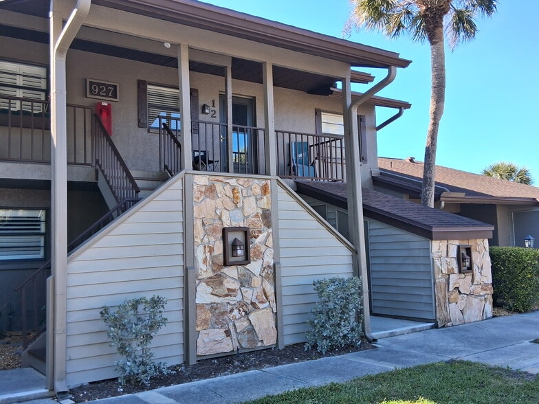 Front with balcony - 927 Capri Isles Blvd