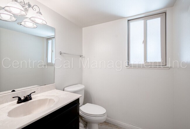 Building Photo - 2 Bedroom/2 Bath Condo - $1495 per Month!