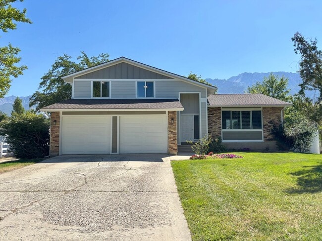 Primary Photo - Mountain Views at Meadow Cove on 1/4 Acre ...