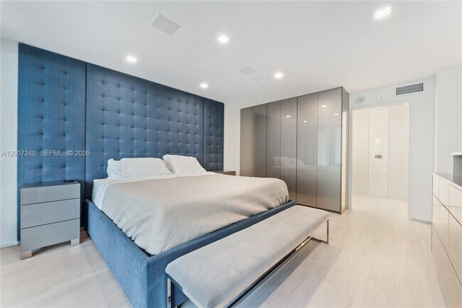 Building Photo - 2901 S Bayshore Dr