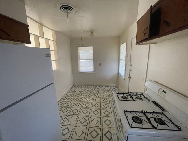 Building Photo - 3 bedroom, 1 bath