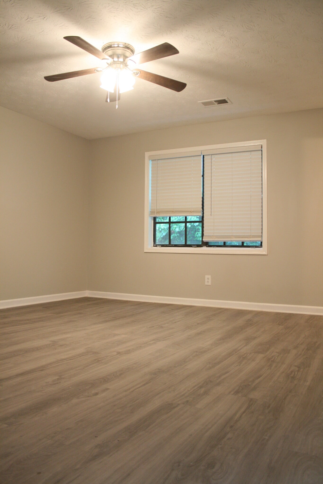 Building Photo - 340 Winding River Dr