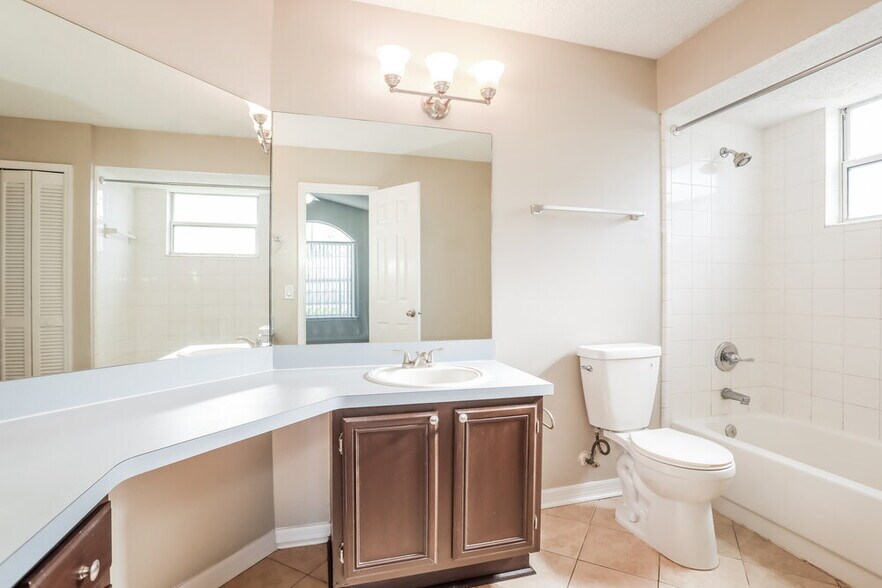 Building Photo - 8465 Rockridge Dr